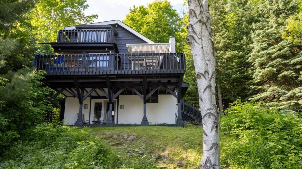 Huntsville Cottage | All season Cottage with 3 decks + sun room