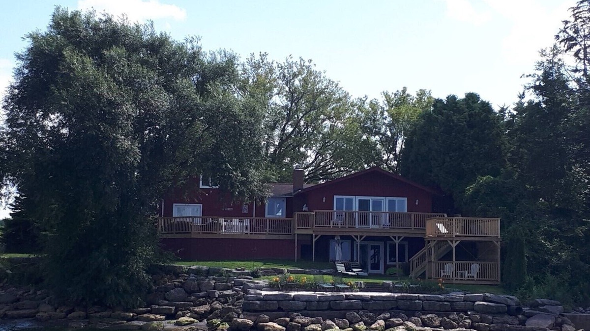 Fancher House | ALL SEASON dream LAKEHOUSE on LAKE ONTARIO NY- HOTTUB-GAMESROOM-PET FRIENDLY