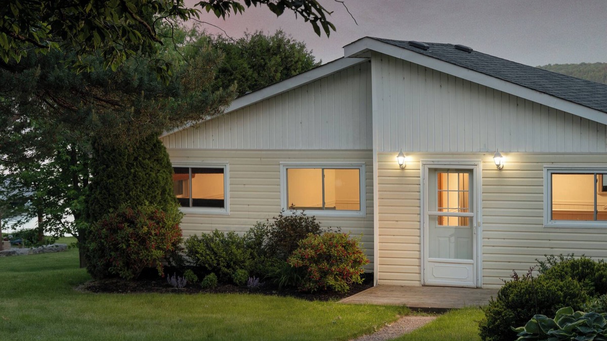 Valentia Cottage | All-Season Lakeside Serene Cottage with Suana!