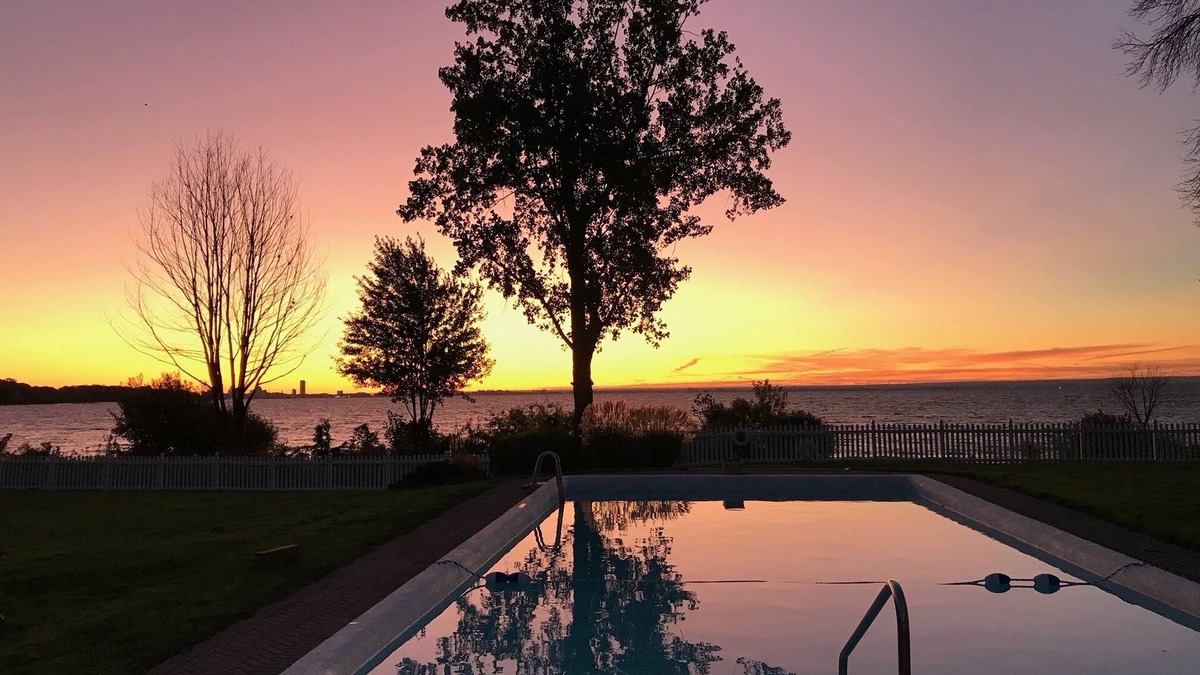 Fort Erie Cottage | All Season Large lux on Water Amazing Skyline - hot tub, pool and beach