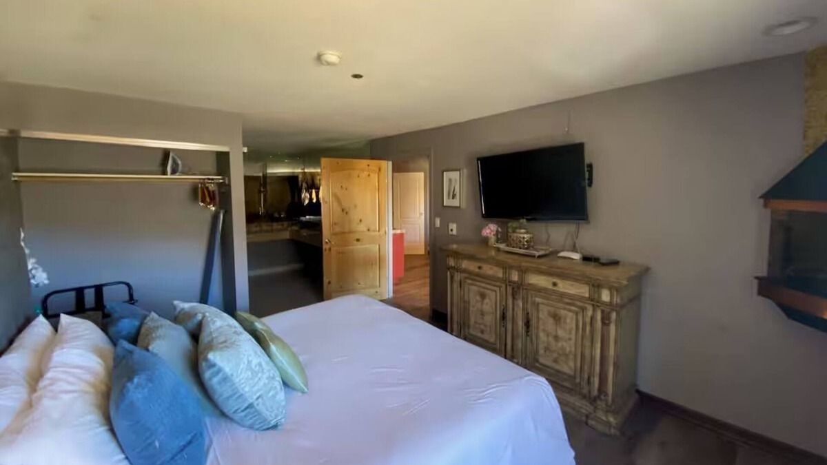 Mount Charleston Hotel | All-Season Mountain Retreat – Pets Welcome, Free Parking & Entertainment