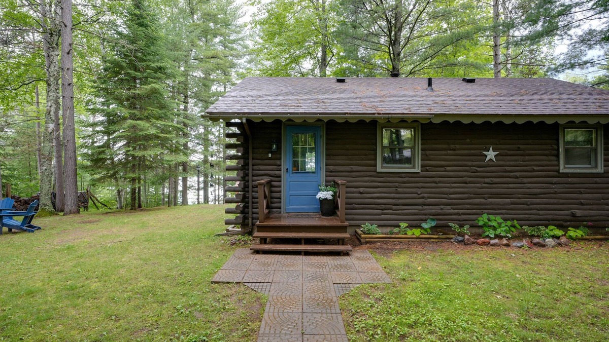 Minocqua Cabin | All-seasons lakefront cabin with dock, wood fireplace, kitchen, kayaks, & AC