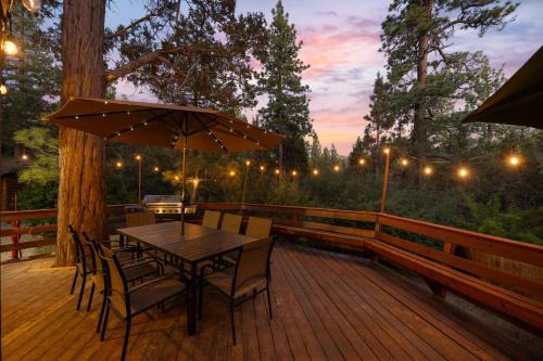 Fox Farm House | All Seasons Lodge - New 2 bedroom and loft House in Big Bear Lake Gameroom Spa Deck BBQ Firepit Wet Bar Fireplace Views