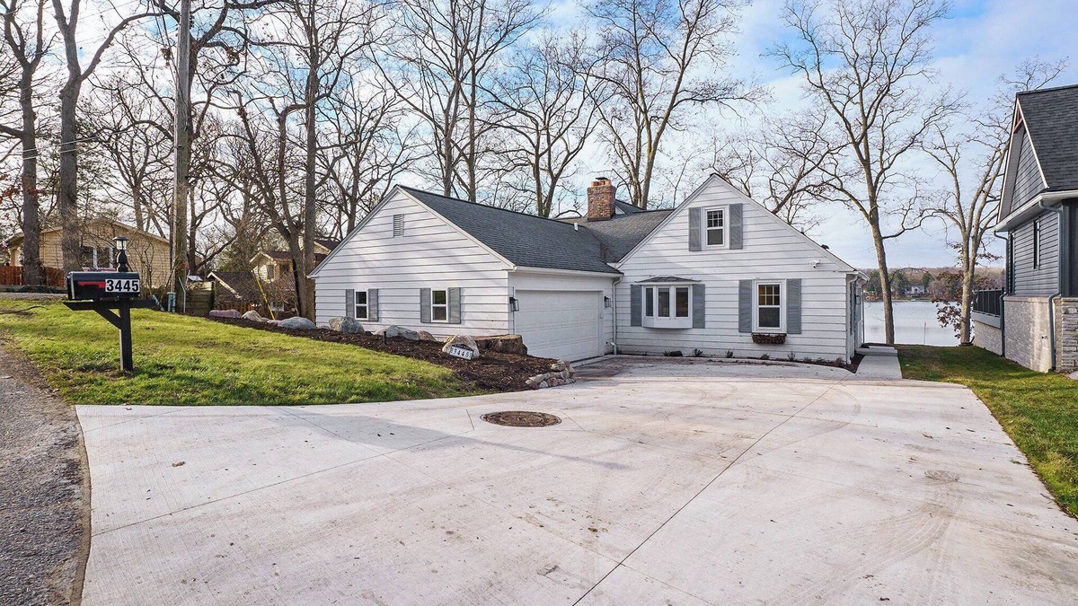 Drayton Plains House | All-sports Maceday Lake relaxing retreat. Recently updated & fully furnished!