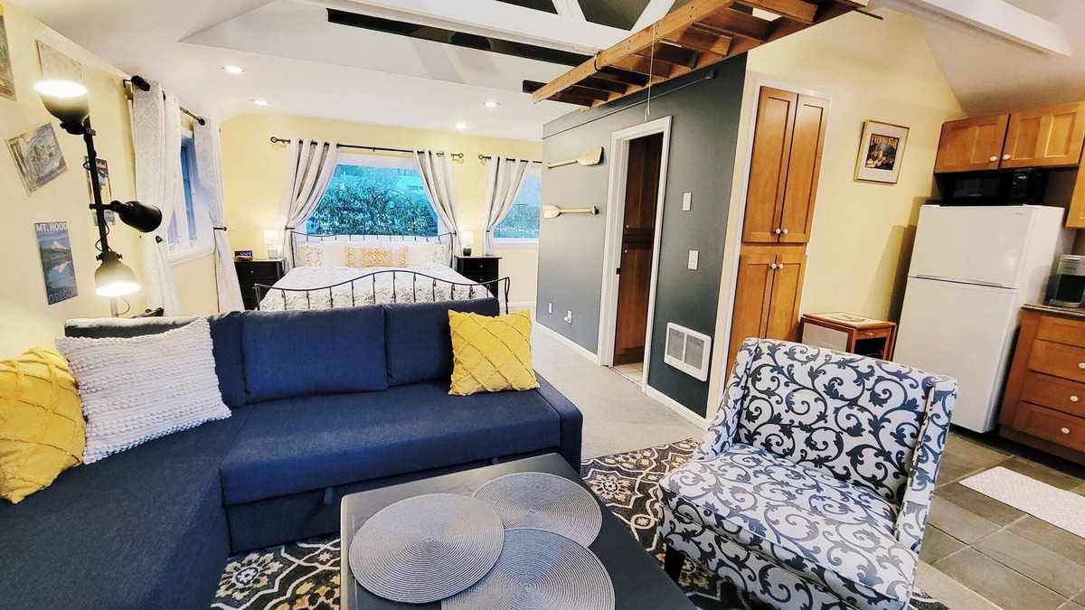 Bolton Cottage | All the amenities of home with no cleaning fees and first breakfast included!