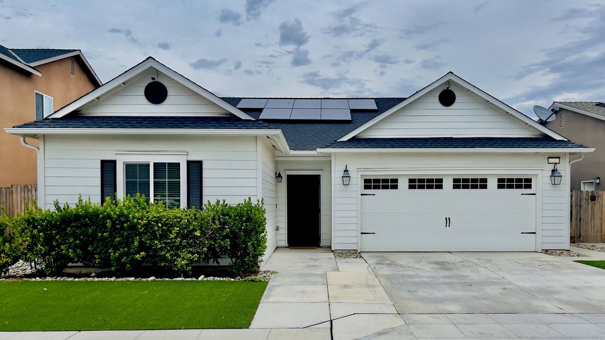 Raisin House | All The Comforts Of Home - Safe & Quiet Neighborhood - 2 Car Garage