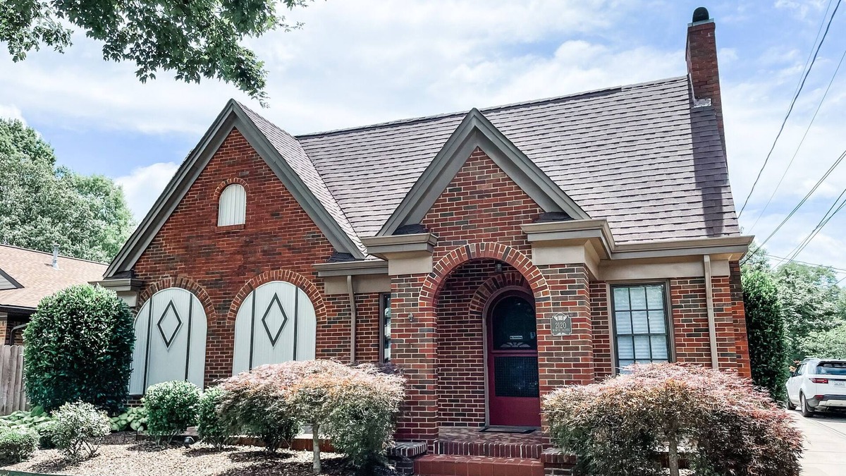 Cleveland House | All the Feels 70’s vibes 4br 3bath large yard with a playset