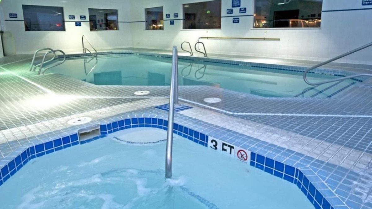 Elko Hotel | ALL TIME BEST HOLIDAY SPOT! COMFY UNIT! Parking and Pool