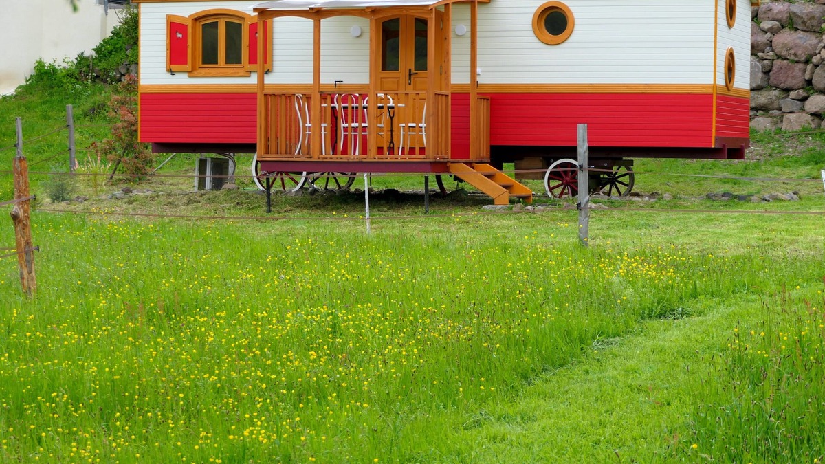 Jou-sous-Monjou Cabin | All-wood trailer : "Le gîte-donkeys"