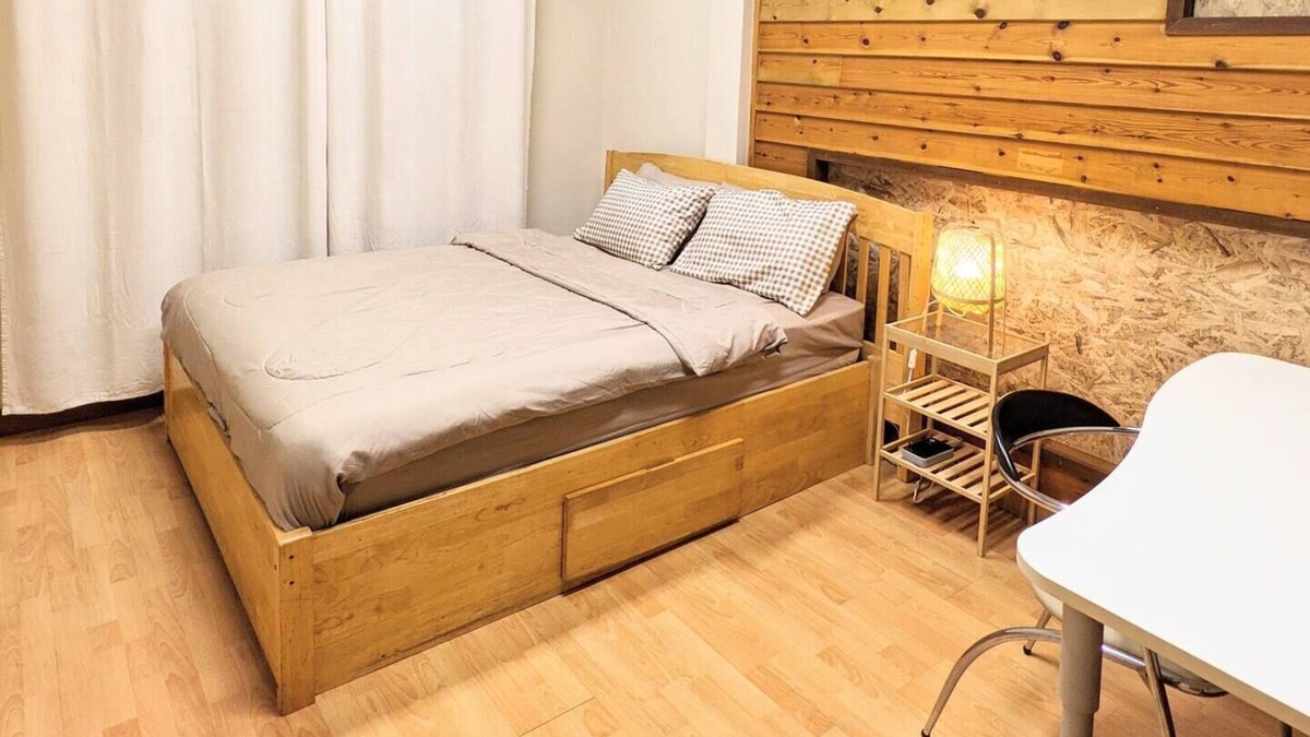 Phlabphla House | All you can need private room with king bed perfect for long stay in Bangkok