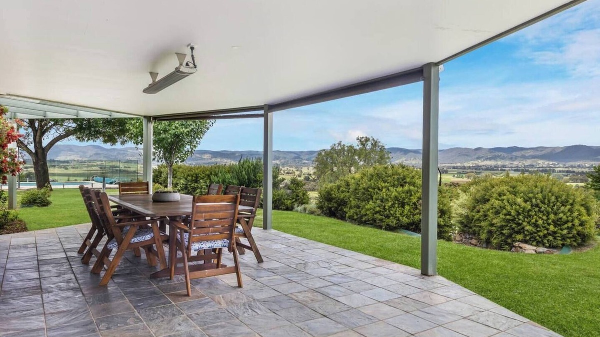 Mount Frome House | Allambie Poolside Elegance in Mudgee Countryside