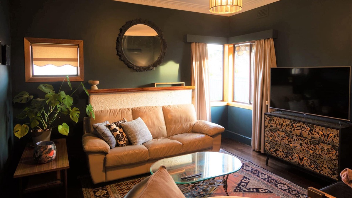 Ballarat East House | Allawa- Central & Cosy Ballarat Art Deco (800m to CBD)