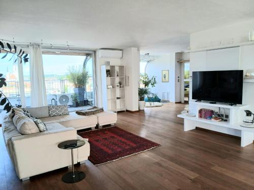 Freilassing Apartment | Allein 250qm im letzten Stock, Ausblick & Sauna, bei Salzburg