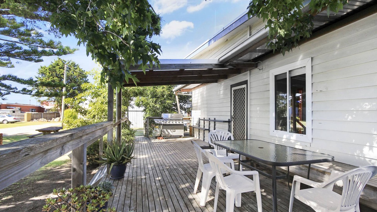 Lakes Entrance House | Allen's On Esplanade