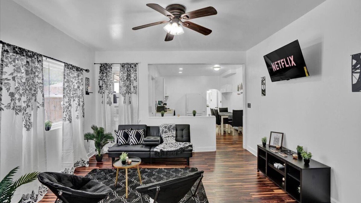 Allentown Apartment | Allentown paradise near ppl center -1 paid parking per booking