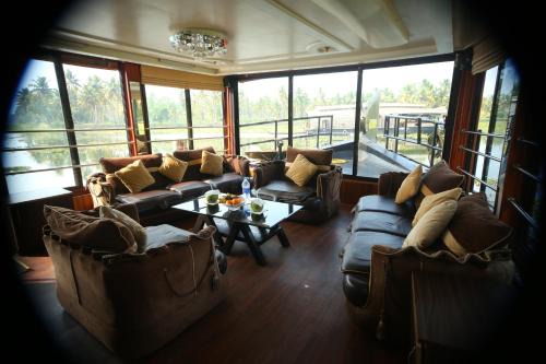 Nedumudy Boat Rental | Alleppey Lake Houseboat