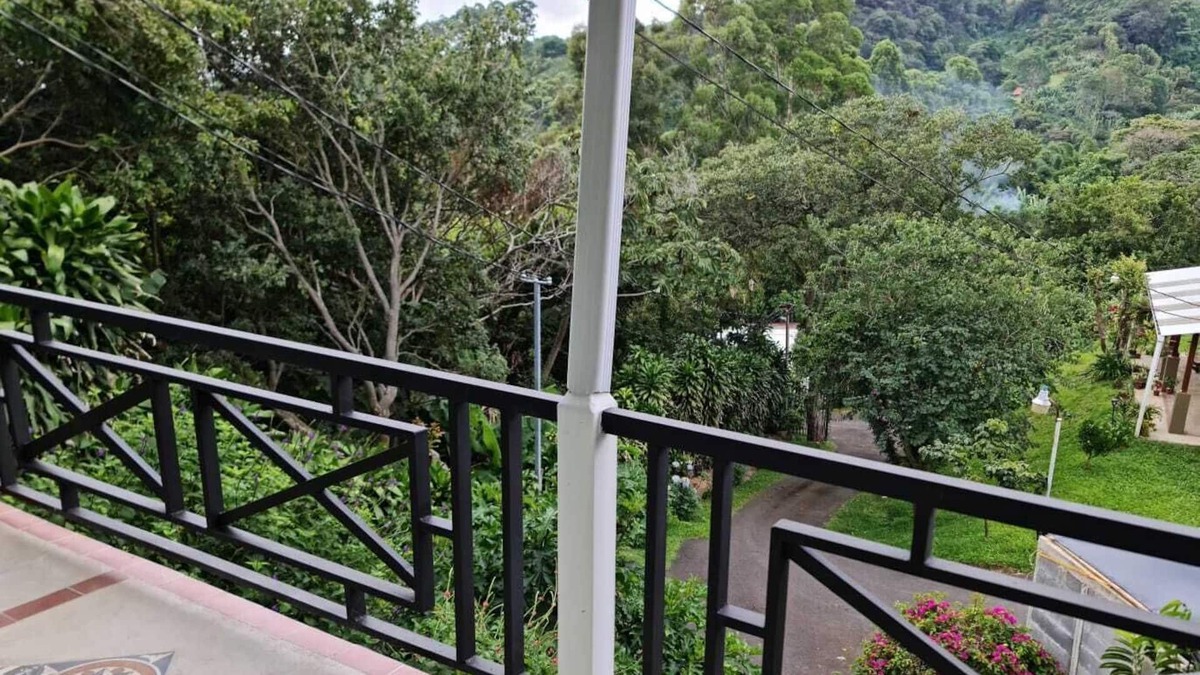 Cajon House | Alluring balcony view and breathtaking sunsets, 12 min to downtown Grecia!!