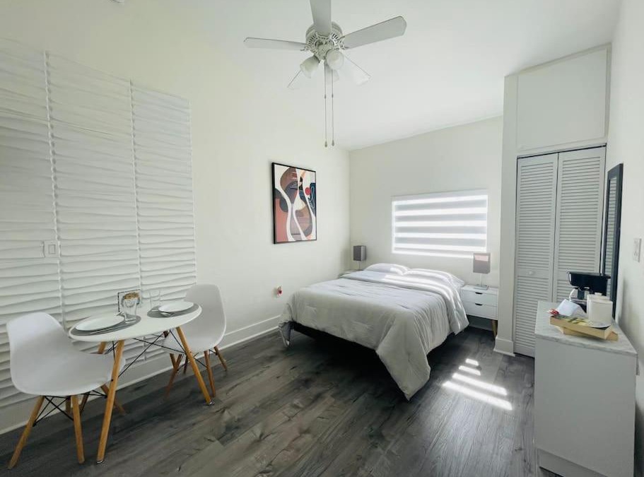 West Perrine Apartment | Alma Guest Suite