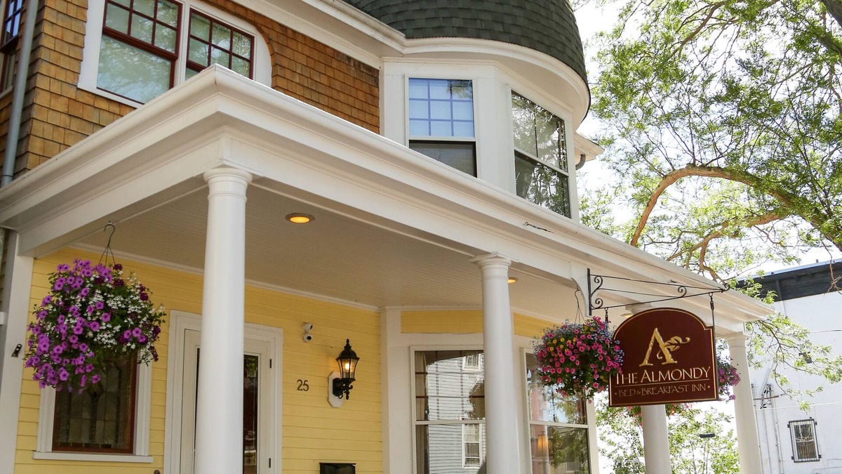 Newport Bed & Breakfast | Almondy Inn
