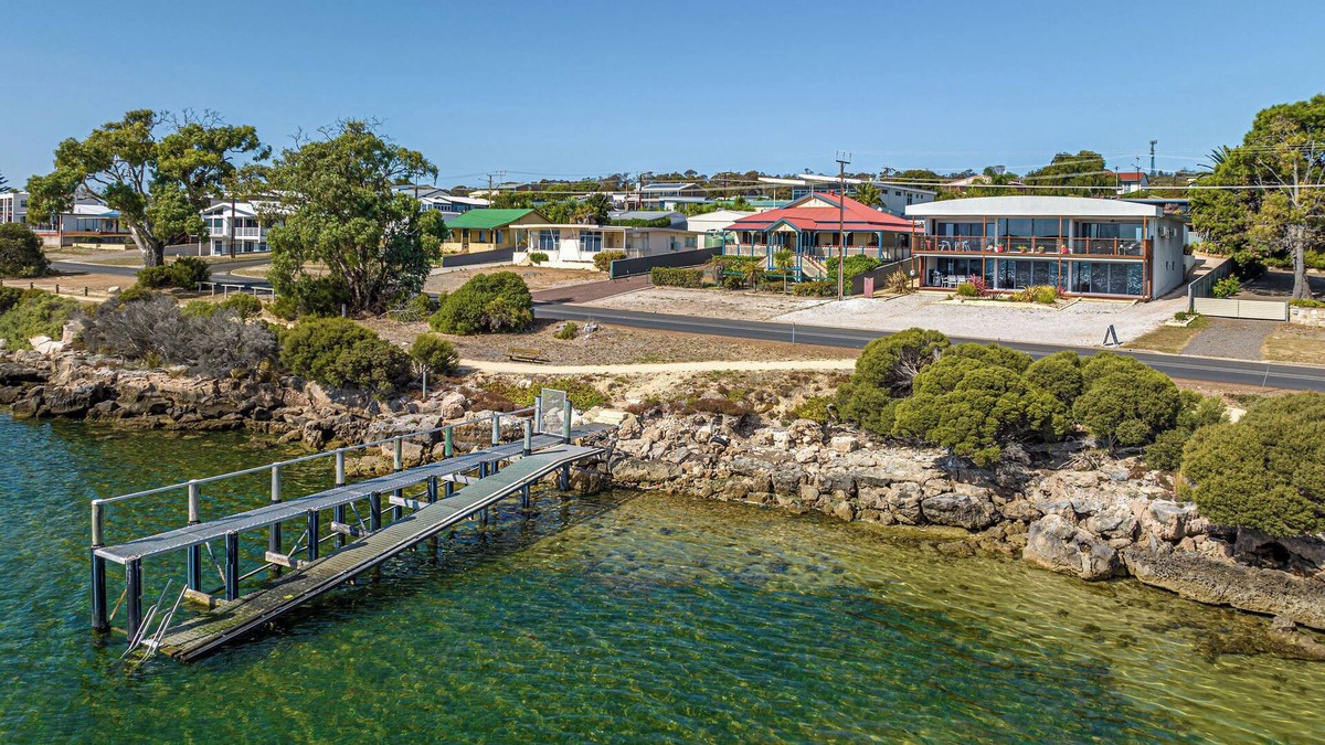 Lake Wangary Apartment | Almonta Apartments on the Waterfront (B)