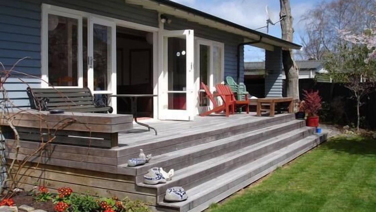 Wharewaka Cottage | Almost lakefront small cosy cottage
