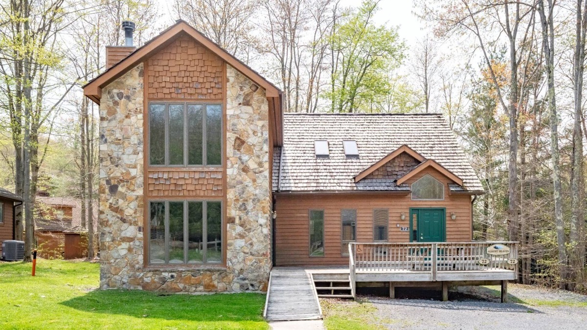 Northface House | Almost Heaven - 72 Brookside RoadnnAlmost Heaven - Hot Tub, Fireplace, Handicap Accessible, Pet Friendly