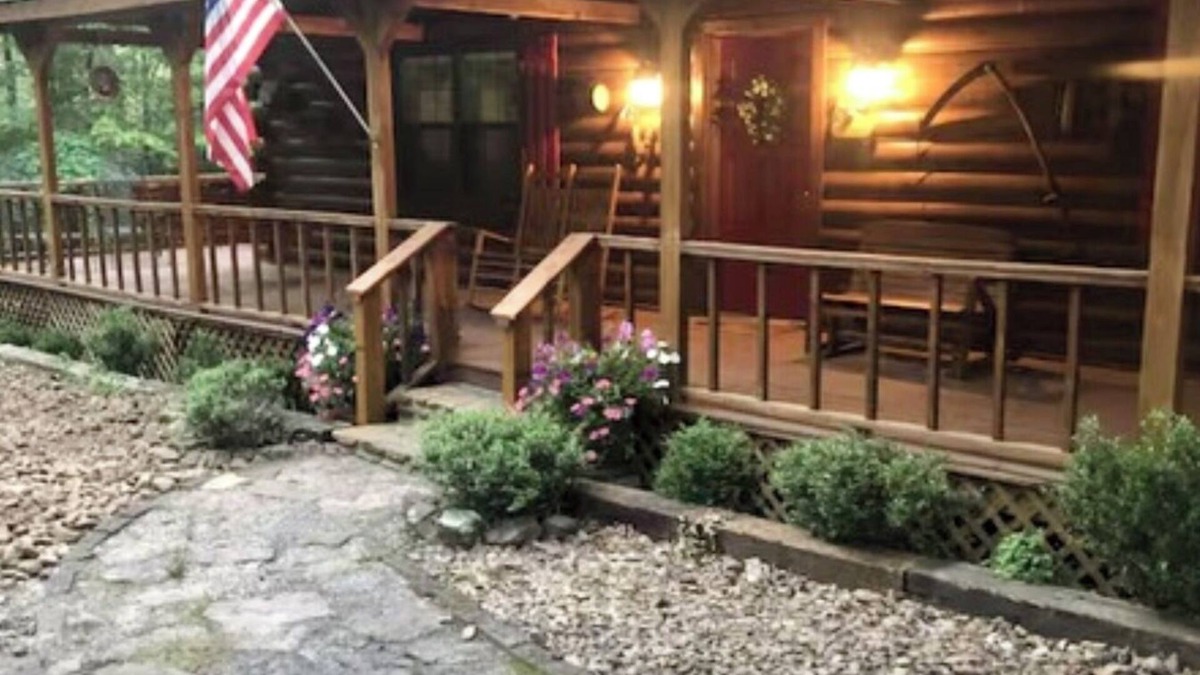 Drasco Cabin | “Almost Heaven” a beautiful log cabin located in a lake and golfing resort!