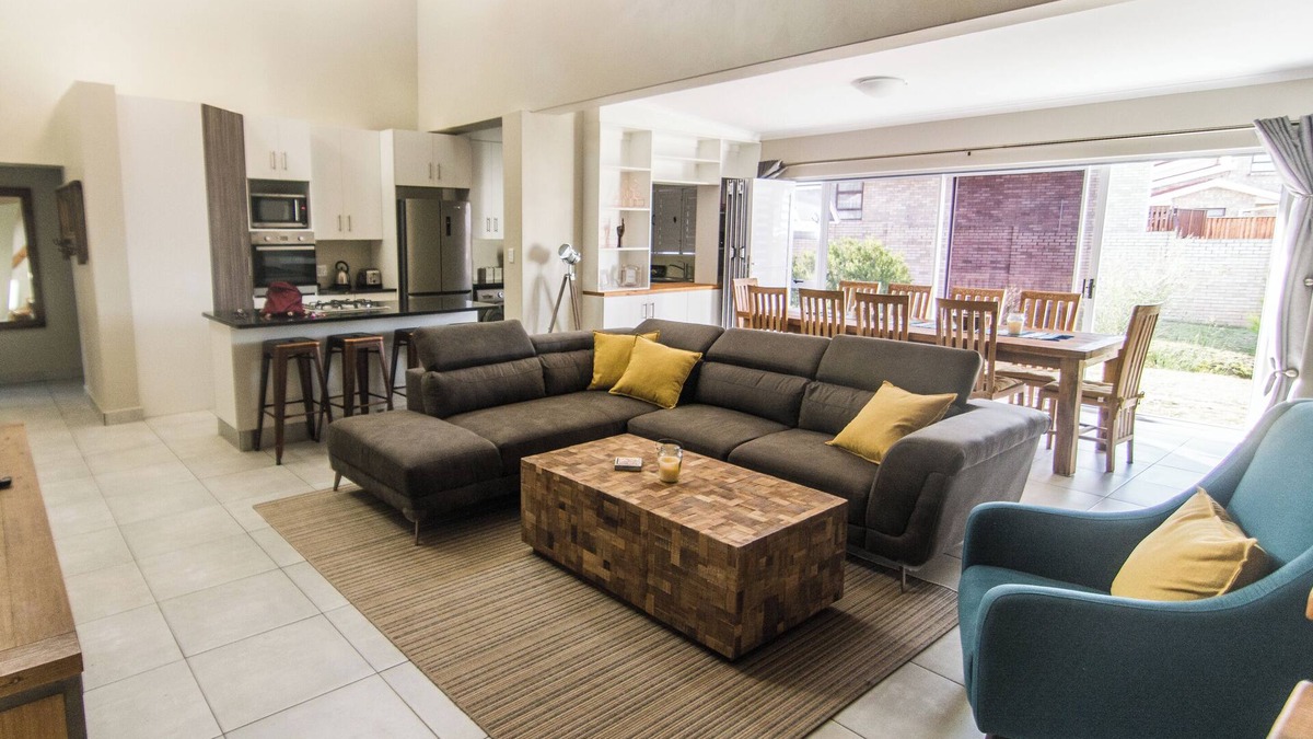 Jeffreys Bay House | Almost Perfect 4-bedroom house in Jbay. Stunning view & 500m walk to the beach!