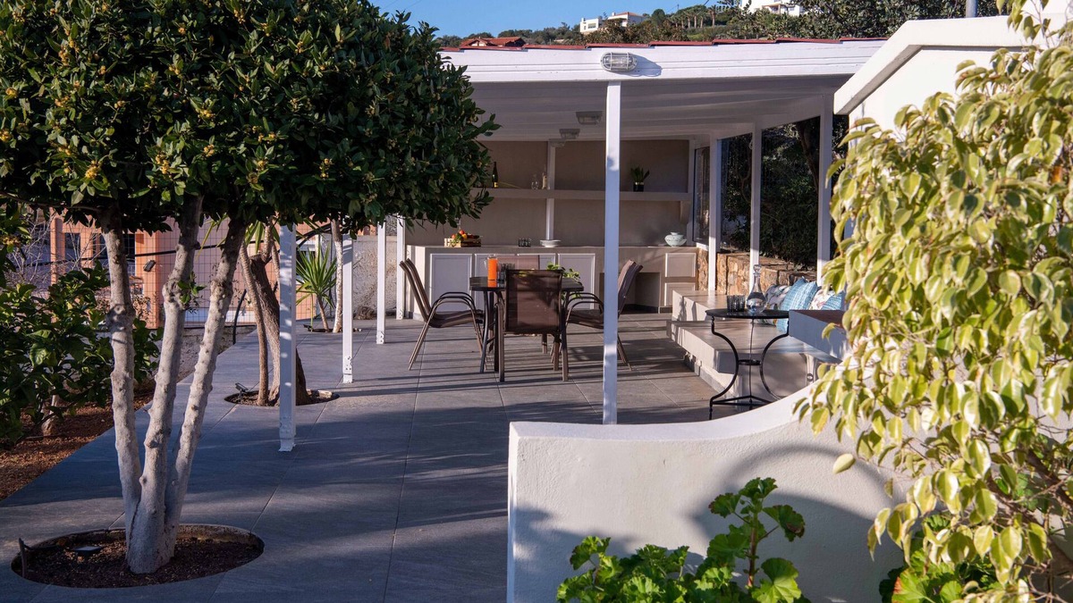 Almyros House | Almyros Residence by the sea 6bd with garden & BBQ
