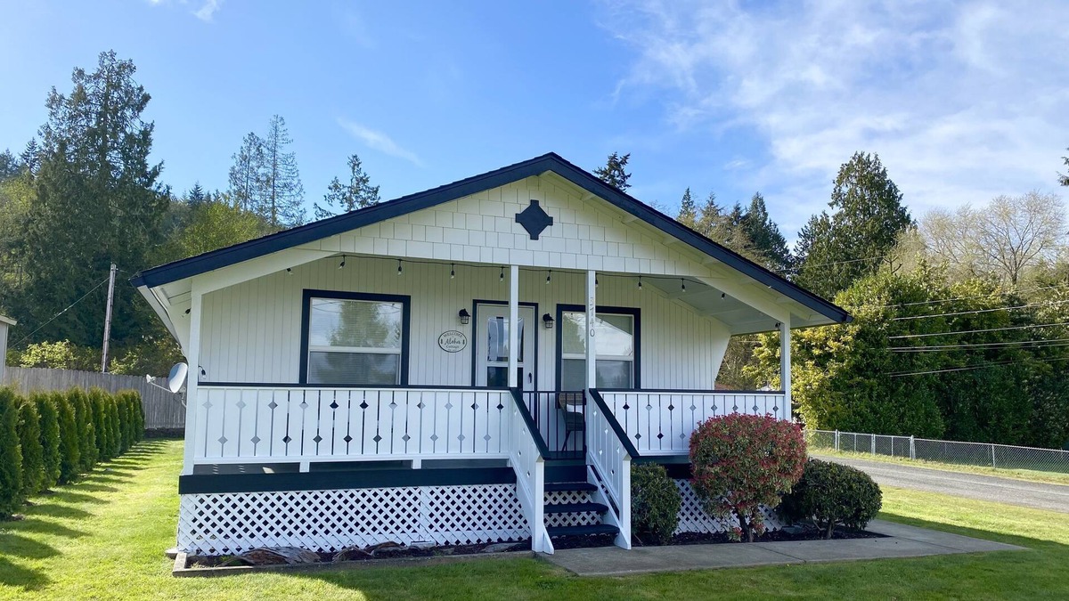 Port Ludlow Cottage | Aloha Cottage, a cute and cozy cottage near Port Ludlow