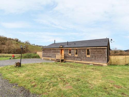 Llanbrynmair Ski Chalet | Alpaca cabin-mountain view-hot tub-rural retreat