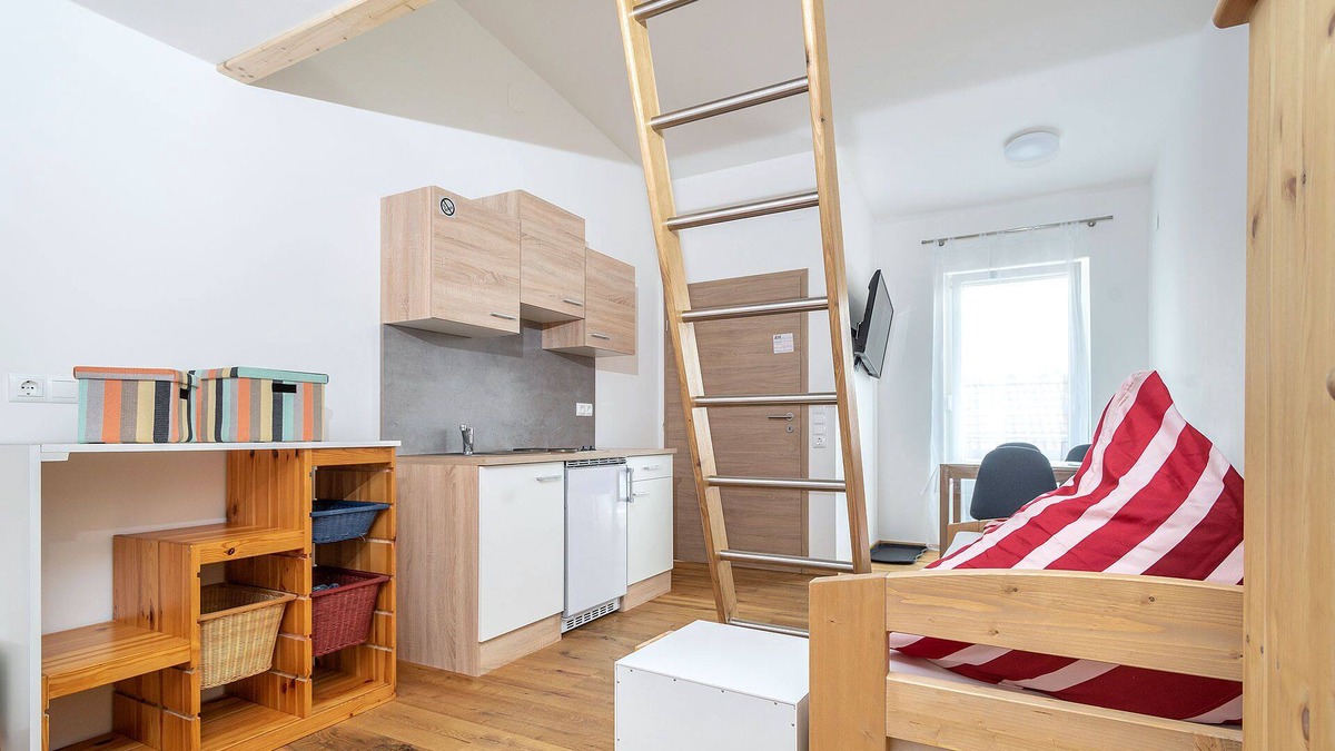 Memmingen Apartment | Alpen-hostel - Apartment Mittagsonne - Buxacher Straße 23 mit Motoradvermietung