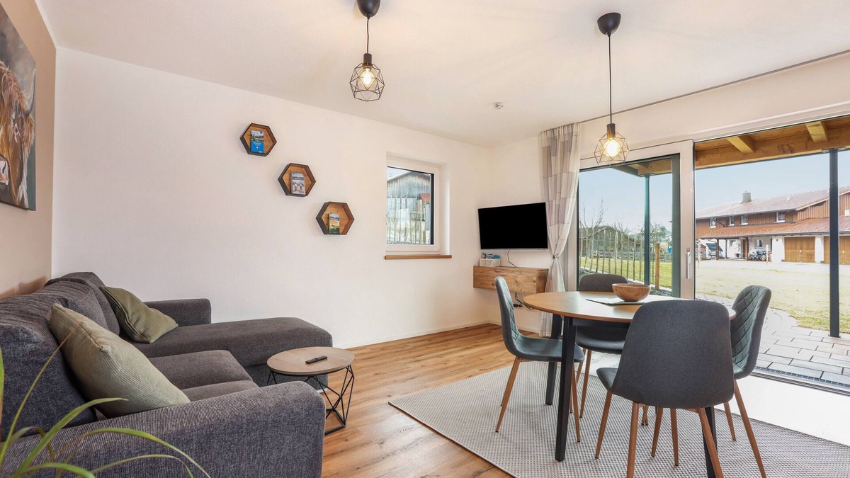 Seeg Apartment | ‘Alpenvorland’ holiday flat with mountain view, terrace, Wi-Fi and incl. Königscard