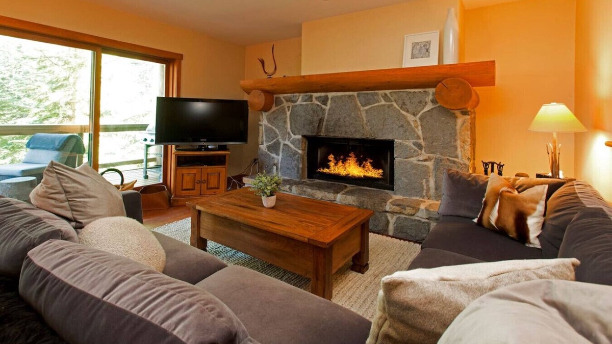 Nordic Estates House | Alpine 3BRM. Family Friendly, Sleeps 6, Hot Tub, Pool, Patio+ BBQ & Free Parking!