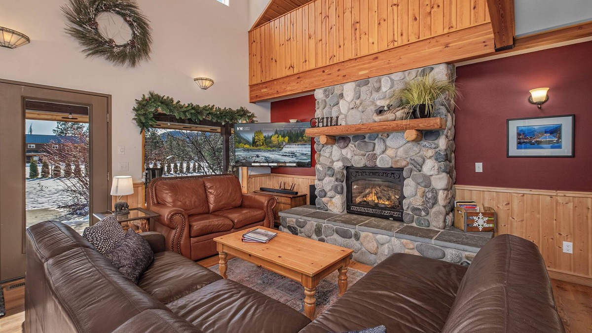 Plain Cabin | Alpine Acres-Sleeps 10, Hot Tub, Game Room, BBQ