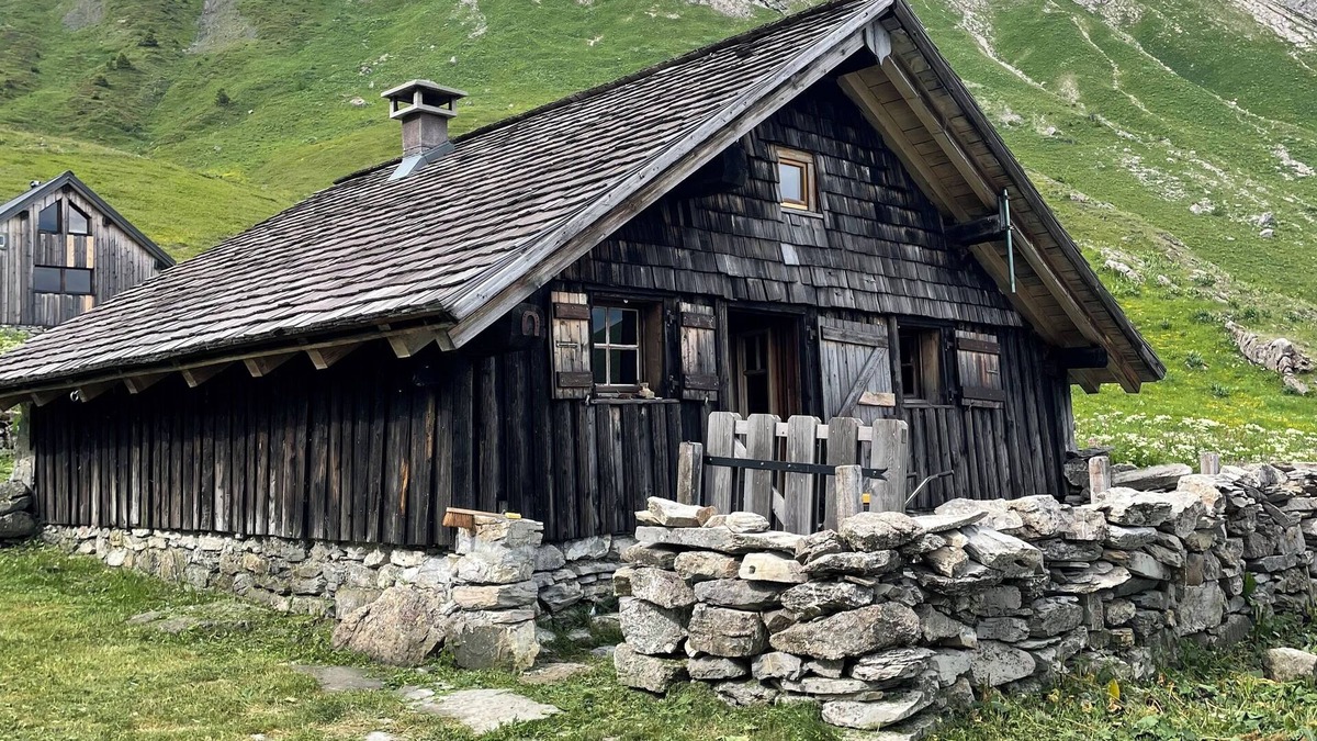Saint-Jean-dʼAulps Ski Chalet | Alpine chalet facing Mont Blanc, accessible only on foot.
