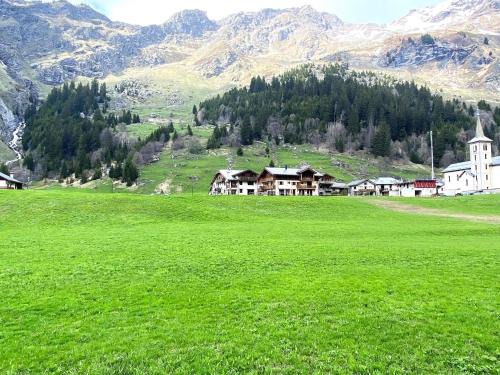 Champagny-en-Vanoise Ski Chalet | Alpine Chalet with Spa and pets