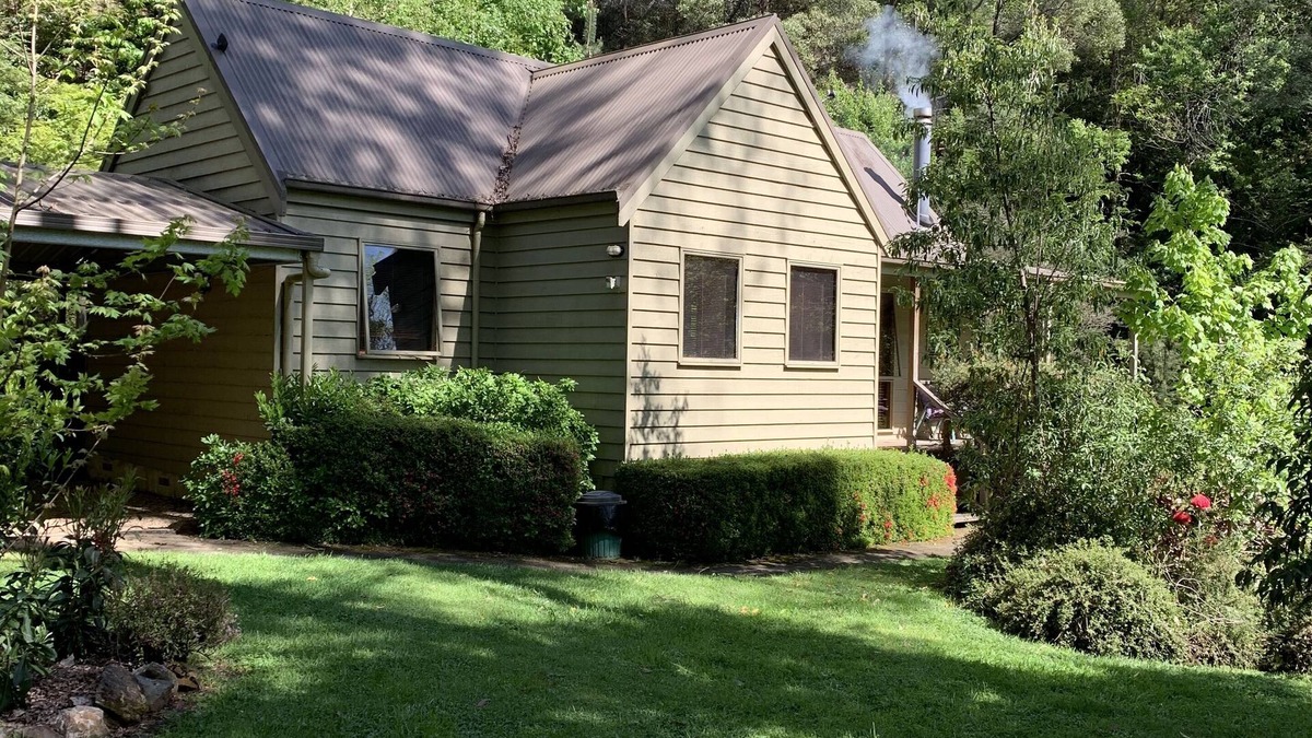 Harrietville Cottage | Alpine Delux Cottage, 8 acres of magnificent garden on the Ovens River.
