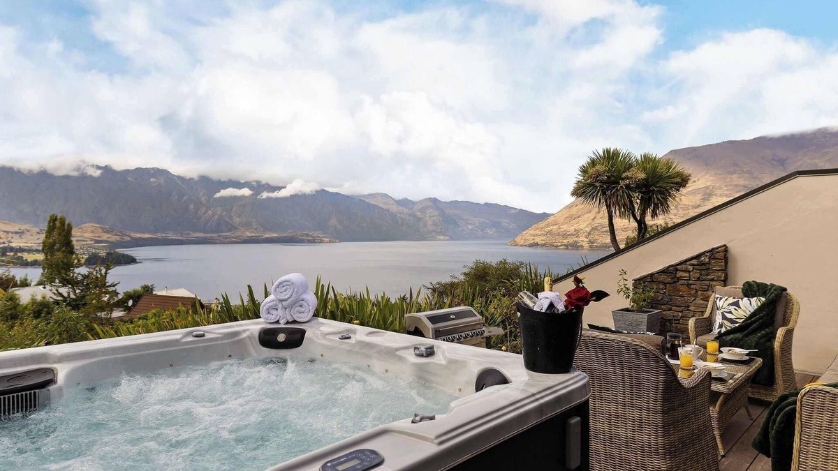 Fernhill House | ALPINE GOLD LUXURY SPA LAKE VIEW VILLA