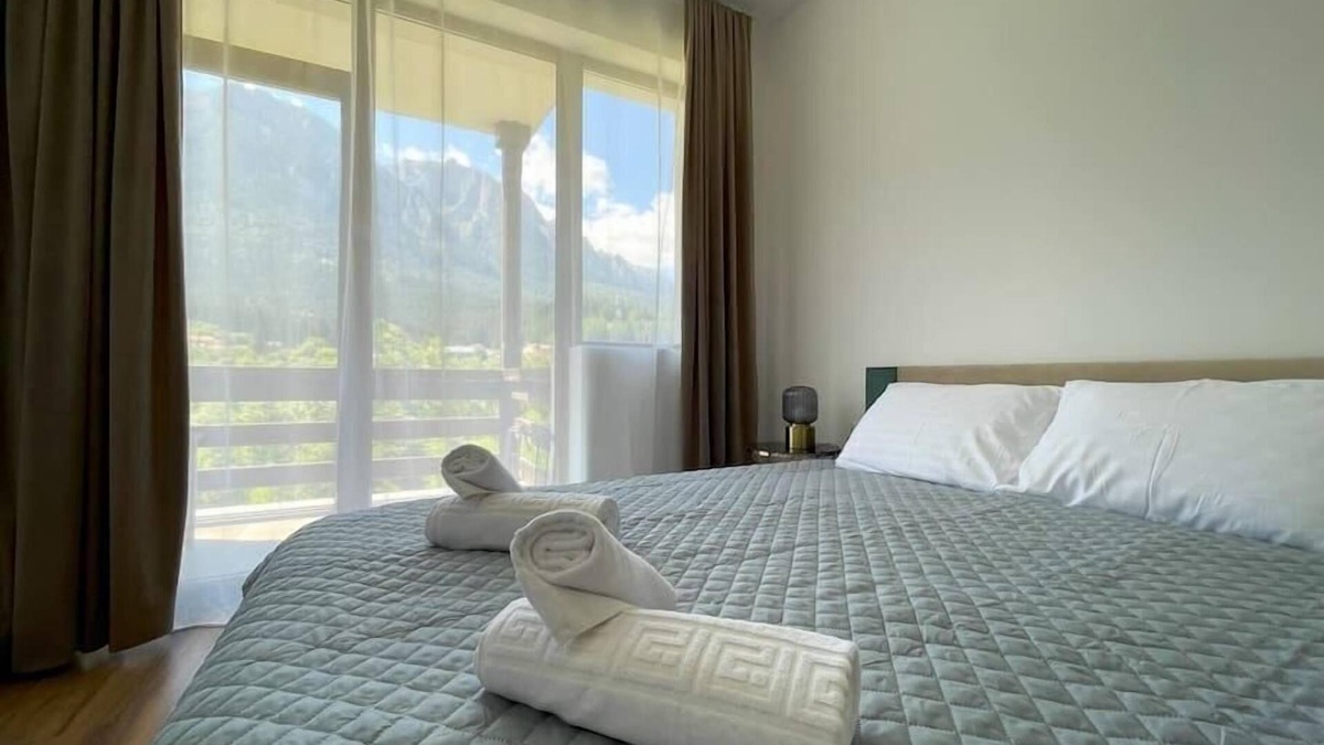 Busteni Apartment | Alpine River Home: Peace and Mountain View
