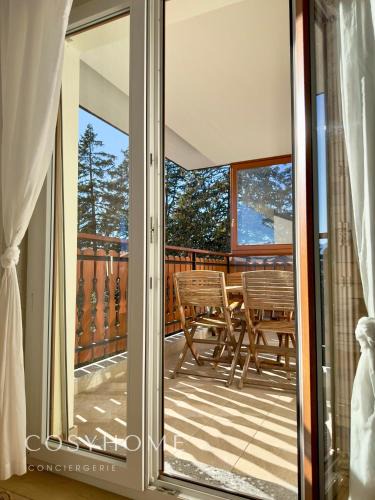 Lens Apartment | Alpine Sunset l Attique l Golf l By CosyHome