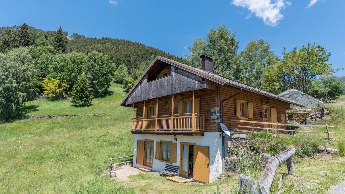 Palu del Fersina House | Alpine Vacation Home "Baita Serpillo" with Unique Mountain View & Private Garden