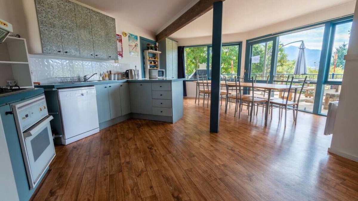 Tawonga Ski Chalet | Alpzview Guesthouse; 2 storey villa