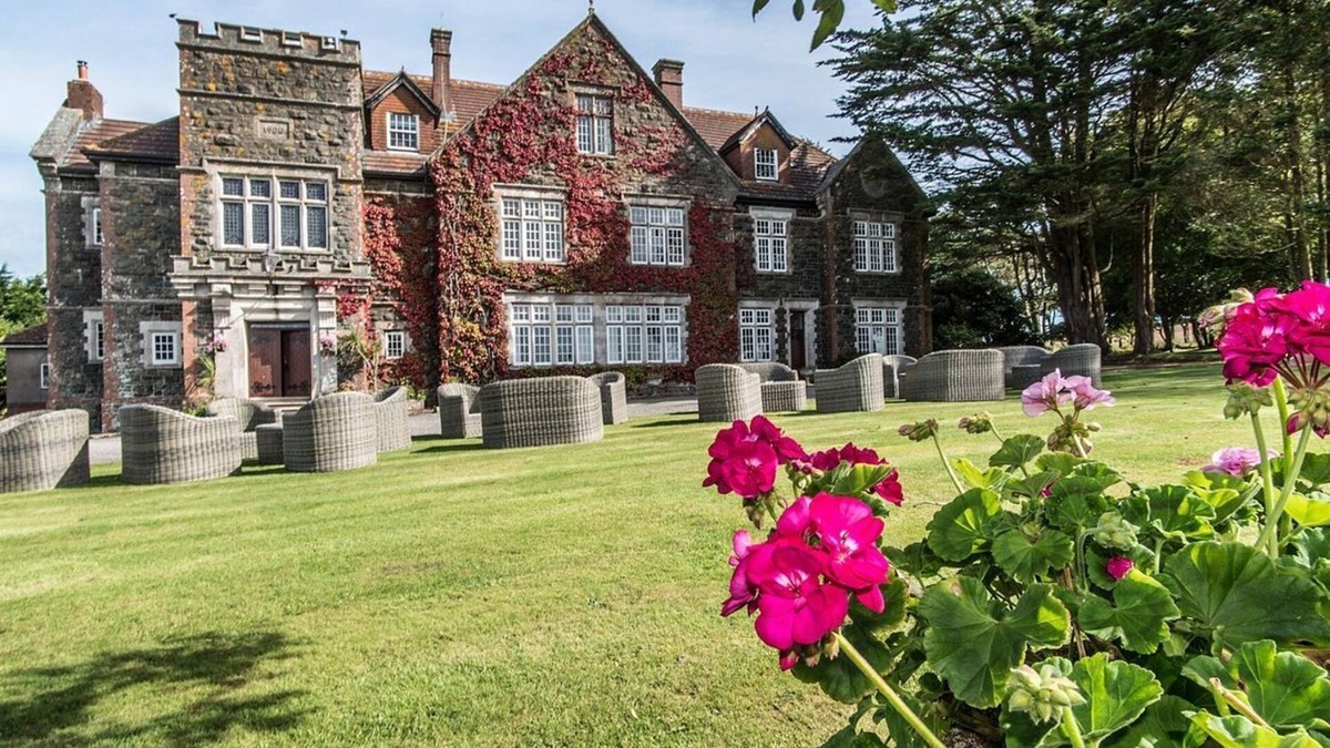 Newton Ferrers Cottage | ALSTON HALL, pet friendly, with pool in Battisborough Cross