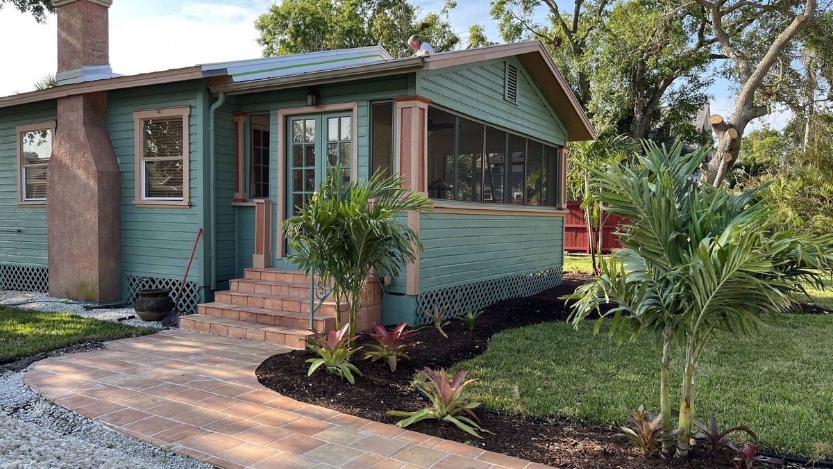 Altamont Manor House | Altamont Park~Entire Charming Bungalow~5-10 min walk to Food, Shops & Town!