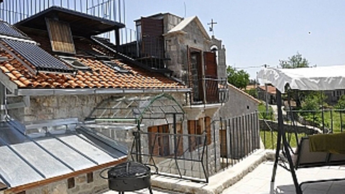 Lustica Villa | Altes Steinhaus auf offenerSeeseite von Lustica mit Garten, ruhige Lage
