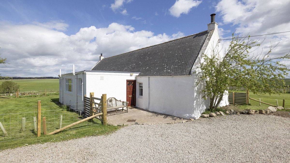Ellon Apartment | ALTIDO Gorgeous Cottage with Garden & Great Views