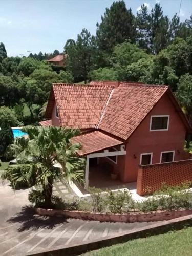 Ibiuna House | Alugo linda casa de campo perto de São Paulo com ótimo jardim, piscina e lareira.