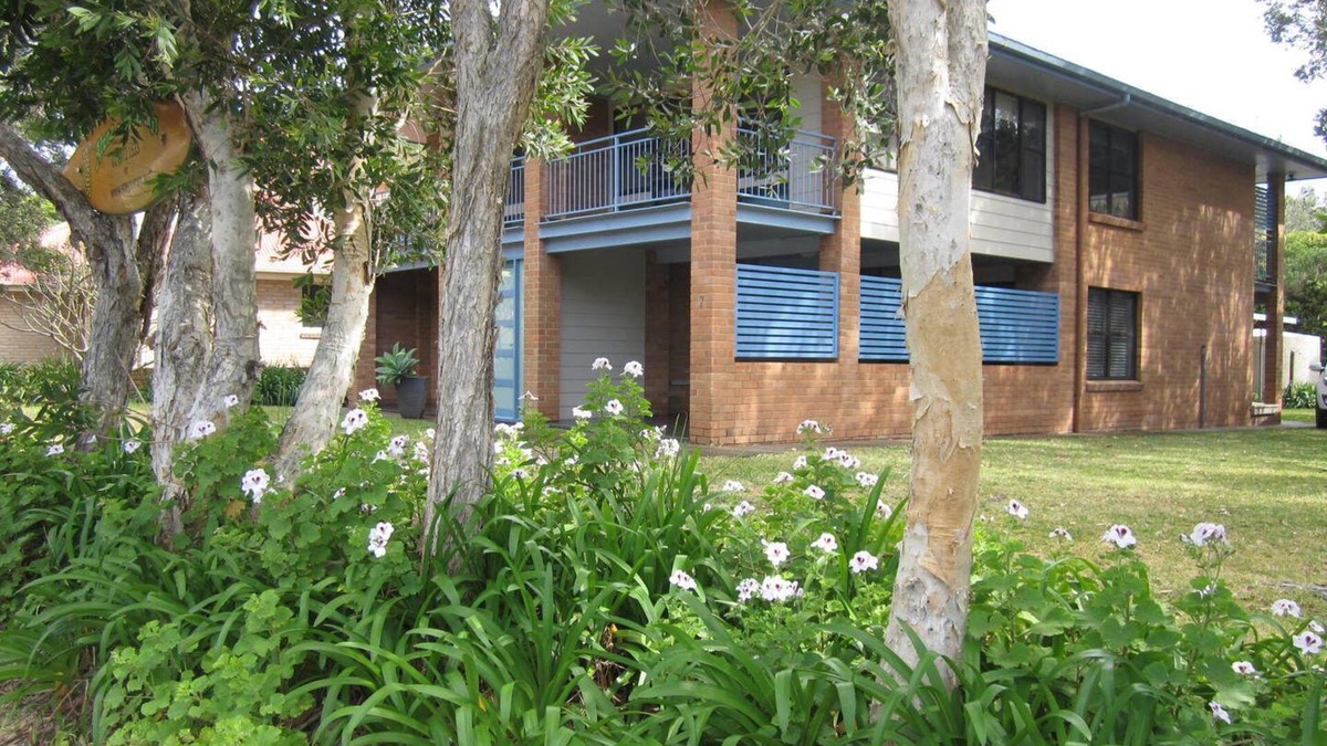 Boomerang Beach Apartment | Aluna Holidays @ Boomerang - walk across the road to Boomerang Beach (north end)