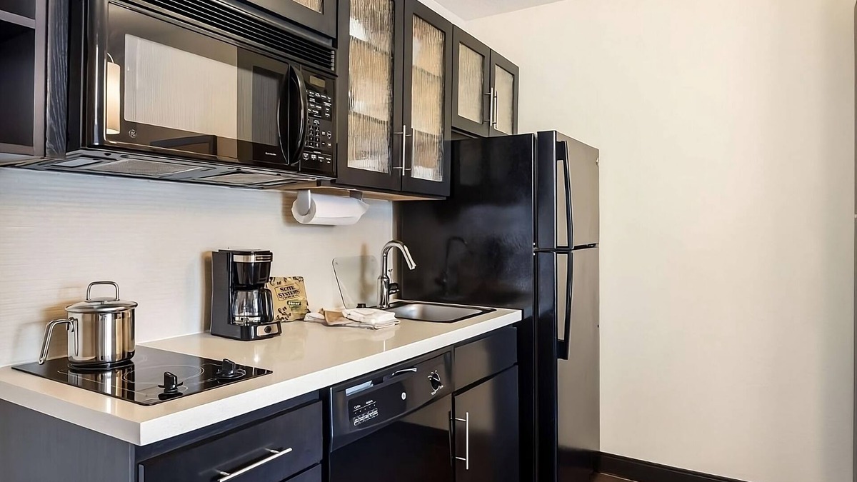 Bryant Pattengill West Hotel | Always a Great Idea To Unwind! Close to Lake Forest Golf Club, Pet-Friendly!